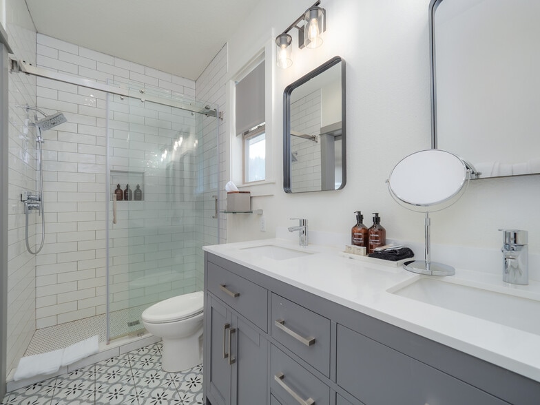More Photos Of 20300 NE Highway 240, Newberg Hotel For Sale
