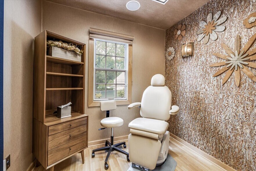 More Photos Of 299 E Northfield Rd, Livingston Medical For Sale