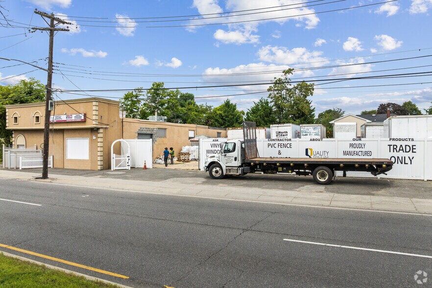 Primary Photo Of 1555 Merrick Rd, Merrick Warehouse For Lease
