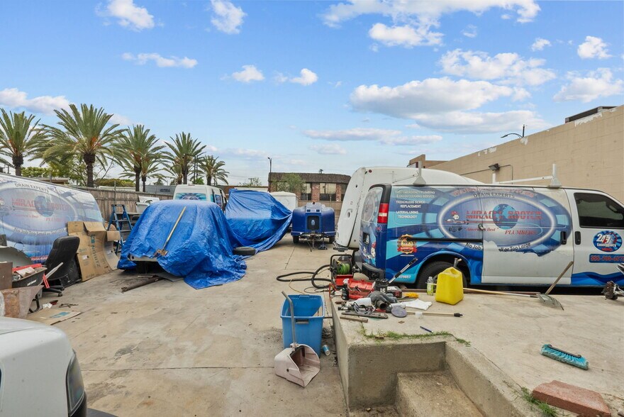 More Photos Of 4204 W Burbank Blvd, Burbank General Retail For Sale