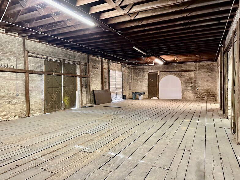 More Photos Of 200-232 W New Braunfels St, Seguin Warehouse For Lease