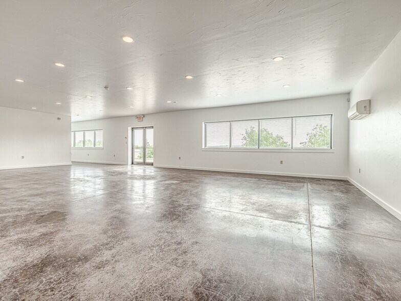 More Photos Of 6355 Boucher Dr, Edmond Showroom For Lease