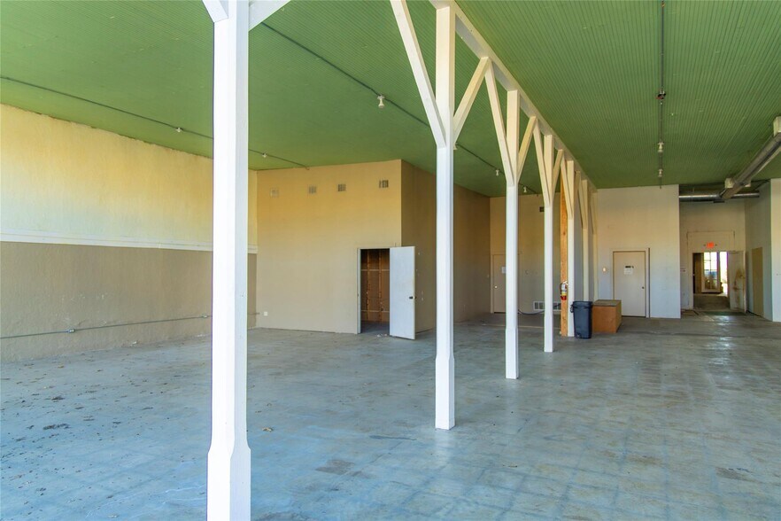 More Photos Of 1020 Halsell St, Bridgeport Flex For Sale