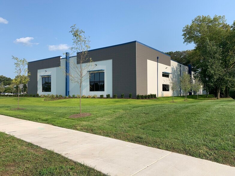 More Photos Of 440 W Dussel Dr, Maumee Light Distribution For Lease