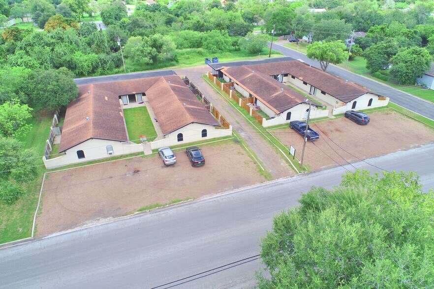 More Photos Of 402 S Tyler St, Beeville Apartments For Sale
