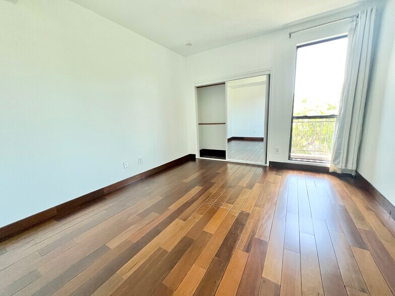 More Photos Of 8811 Burton Way, Los Angeles Apartments For Sale