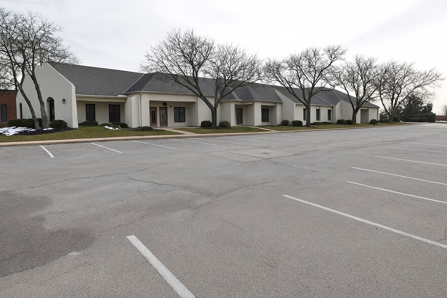 More Photos Of 277 E Carmel Dr, Carmel Medical For Lease