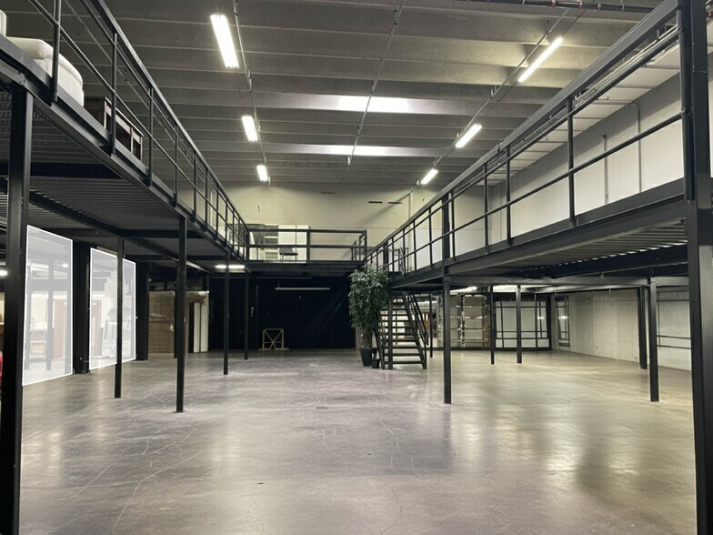 More Photos Of 1951 Grant St, Hollywood Warehouse For Lease