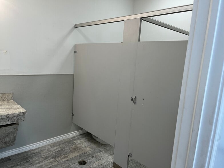 More Photos Of 17100 Huffmeister Rd, Cypress Warehouse For Lease