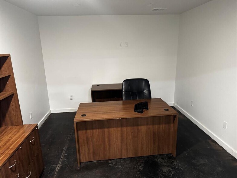 More Photos Of 7811 Kickapoo Ave, Shawnee Warehouse For Lease