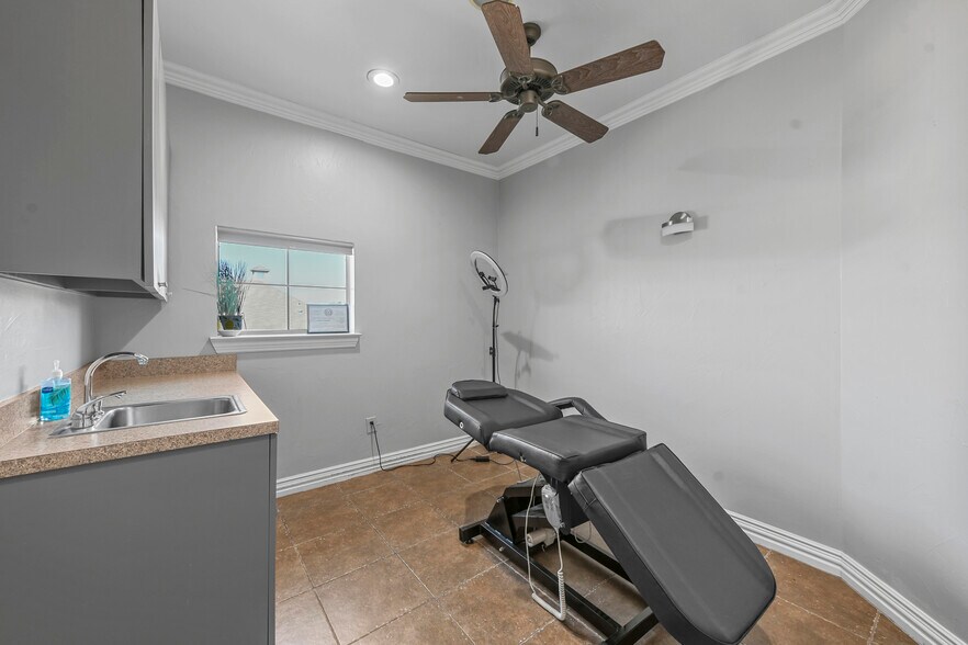 More Photos Of 1651 Justin Rd, Flower Mound Medical For Sale