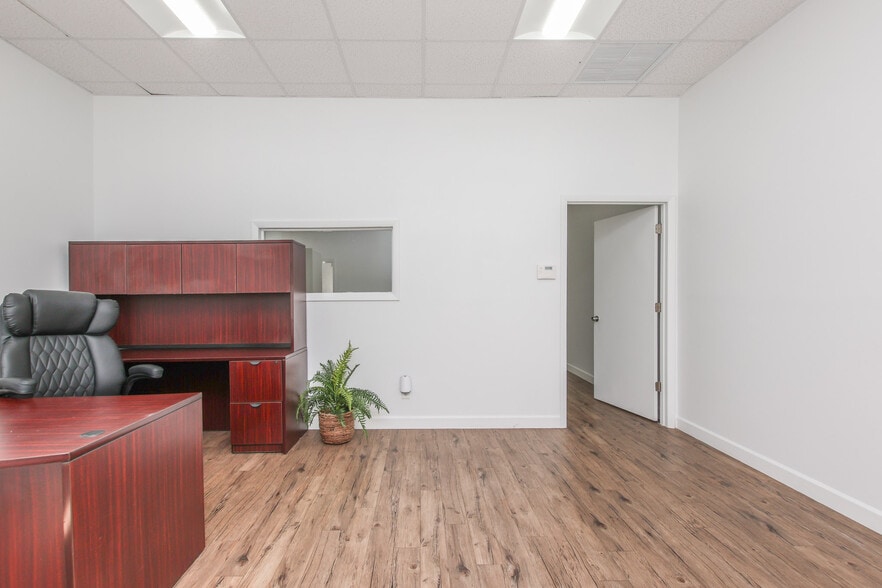 More Photos Of 3501 NW 10th Ave, Oakland Park Warehouse For Lease