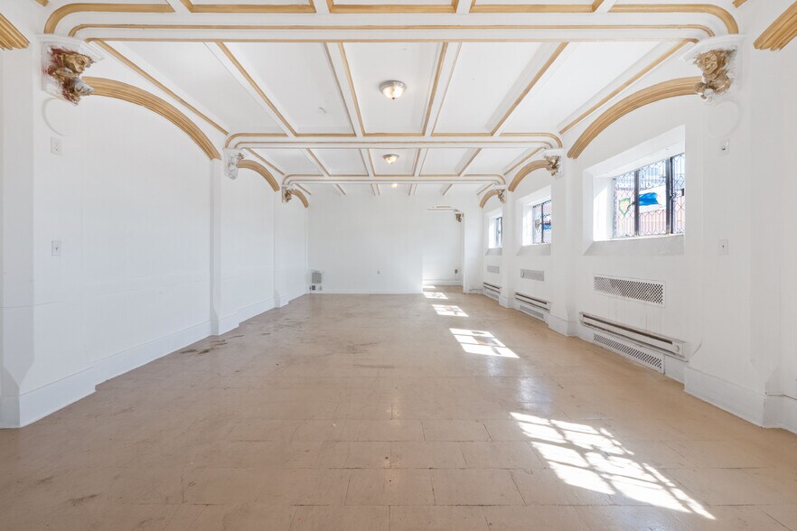 More Photos Of 18 Green St, Newark Storefront Retail Office For Lease