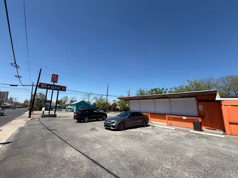 More Photos Of 1701 E Houston St, San Antonio Restaurant For Lease