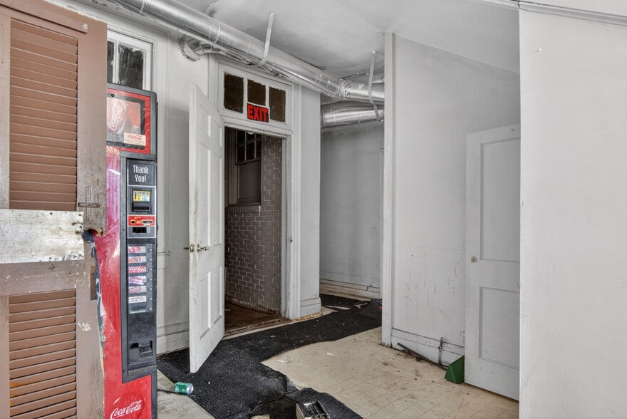 More Photos Of 1010 S Garnett St, Henderson Hotel For Sale