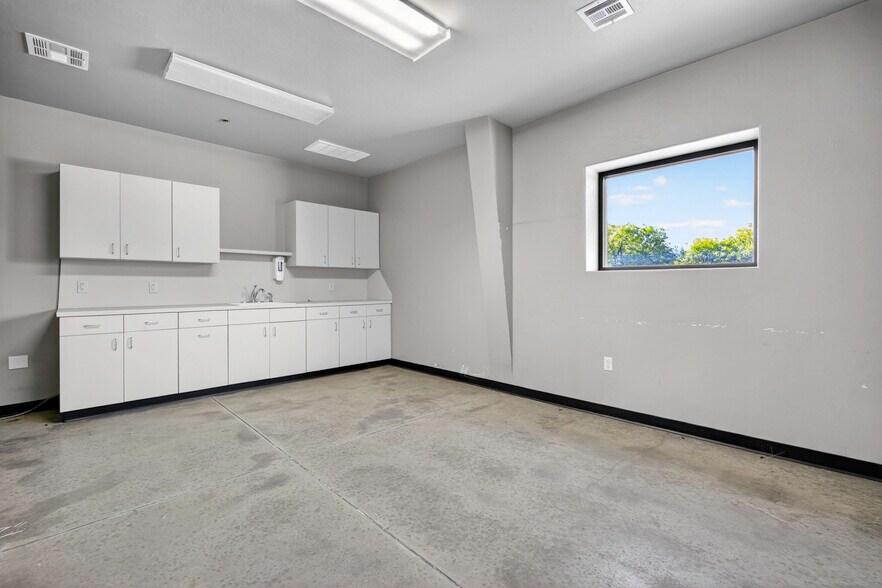 More Photos Of 2451 Van Buren St, Norman Warehouse For Lease