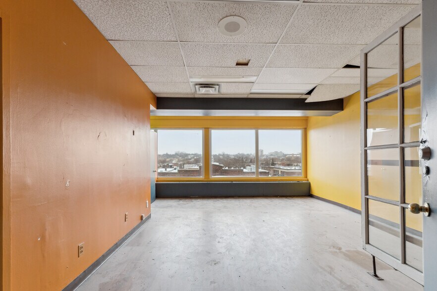 Primary Photo Of 3440-3444 Rue Ontario E, Montréal Office For Lease