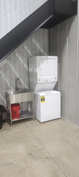 More Photos Of 165 Perimeter Road Rd, Longview Airplane Hangar For Sale