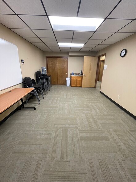 More Photos Of 1320-1326 Meridian Dr, Woodburn Office For Lease