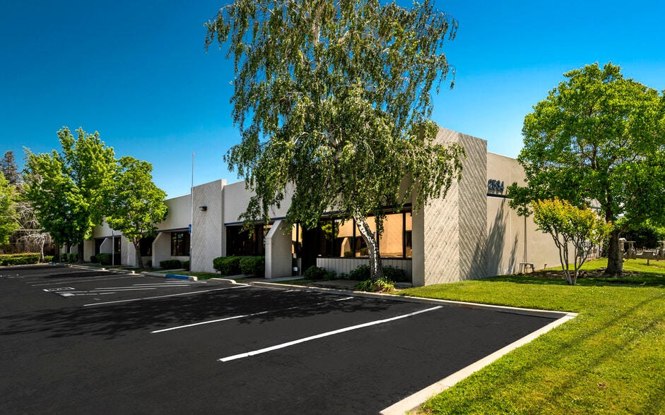 More Photos Of 2534-2568 Industrial Blvd, West Sacramento Showroom For Lease