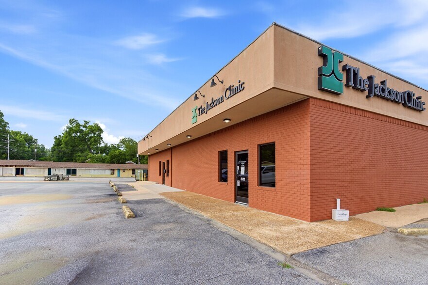Primary Photo Of 622 W Market St, Bolivar Medical For Sale