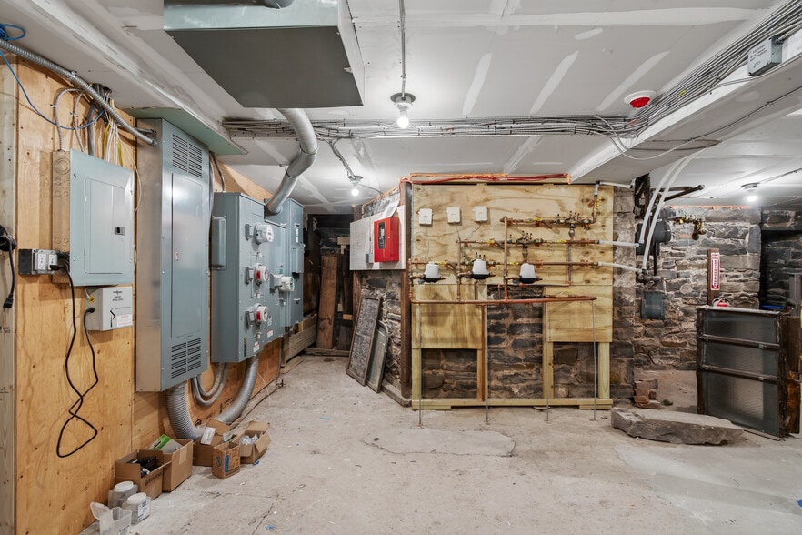 More Photos Of 316 Wall St, Kingston Storefront Retail Residential For Lease