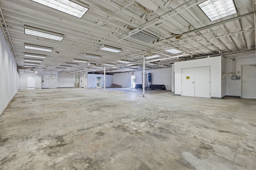 More Photos Of 700-710 W Wilson Ave, Glendale Warehouse For Sale