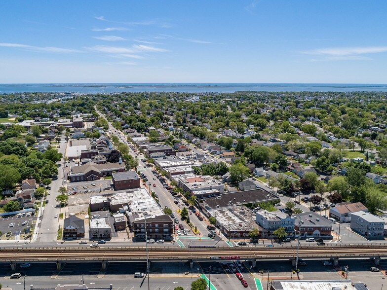 More Photos Of 147 S Wellwood Ave, Lindenhurst Restaurant For Lease