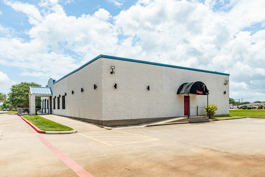 More Photos Of 470 This Way St, Lake Jackson General Retail For Sale