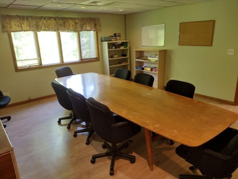 More Photos Of 474 Summit St, Elgin Office For Lease