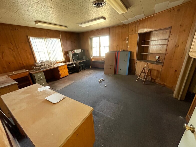 More Photos Of 130 W 3rd St, Waynesboro Light Distribution For Lease