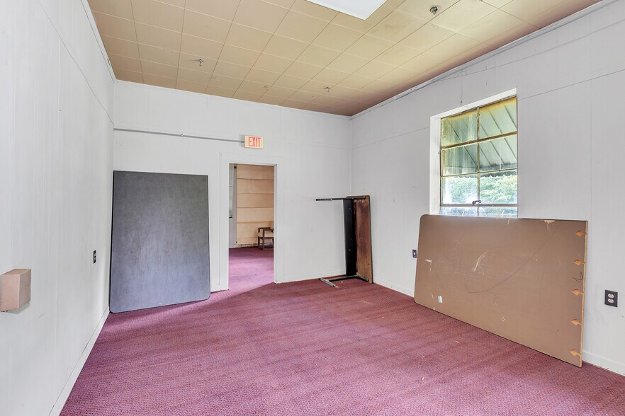 More Photos Of 121 Trotter Industrial Ln, Saluda Warehouse For Lease