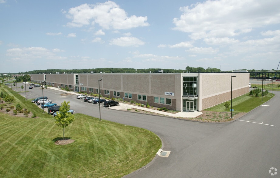 More Photos Of 75 International Dr, Windsor Warehouse For Lease