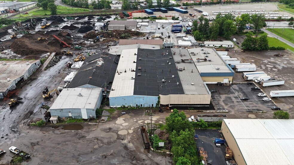 More Photos Of 2100 Advance Ave, Columbus Manufacturing For Lease