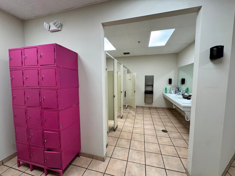 More Photos Of 2020 Highland Ave, Bethlehem Distribution For Lease