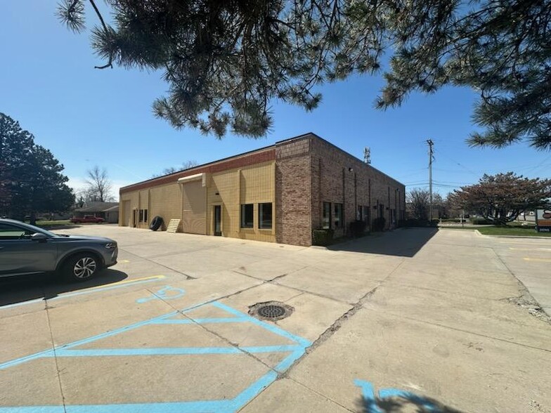 Primary Photo Of 31745-31747 8 Mile Rd, Livonia Warehouse For Lease