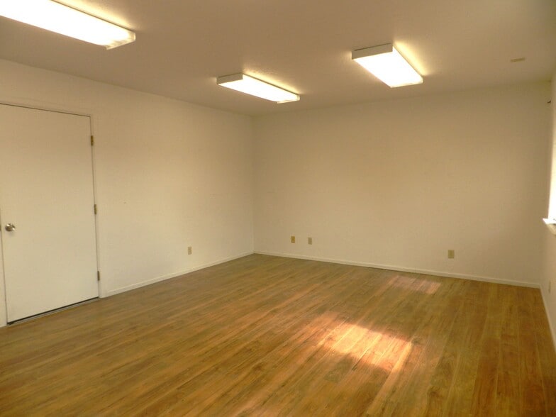 More Photos Of 3045 Aerotech Pky, Montrose Warehouse For Lease