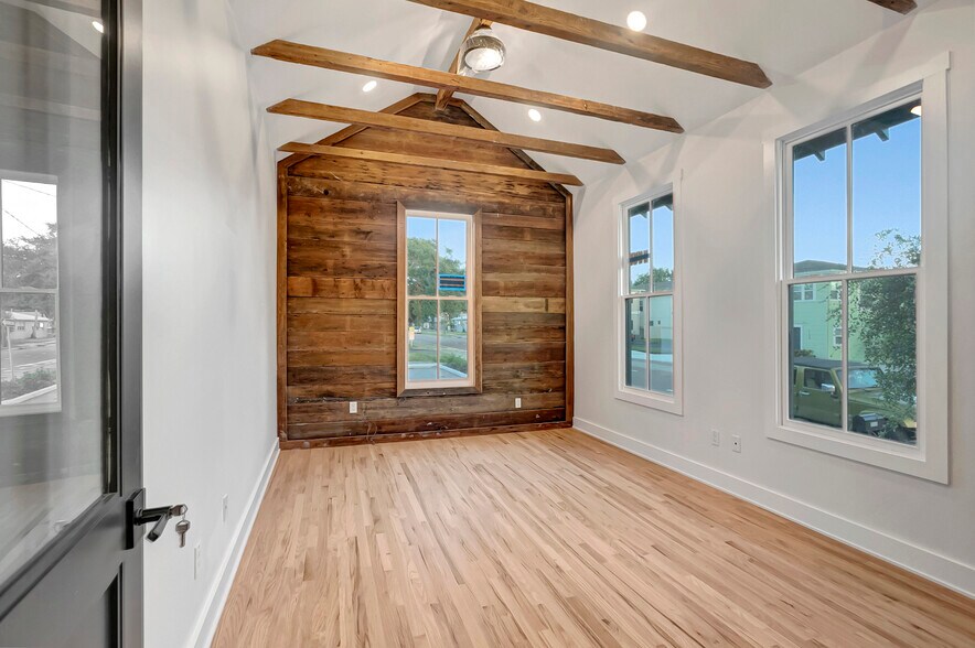 More Photos Of 2111 Cleveland St, Tampa Office For Sale