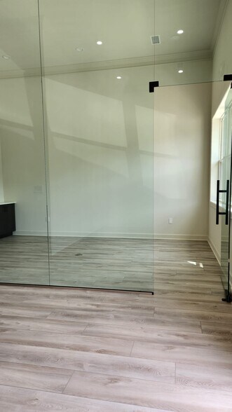 More Photos Of 1325 Main St, Katy Unknown For Lease