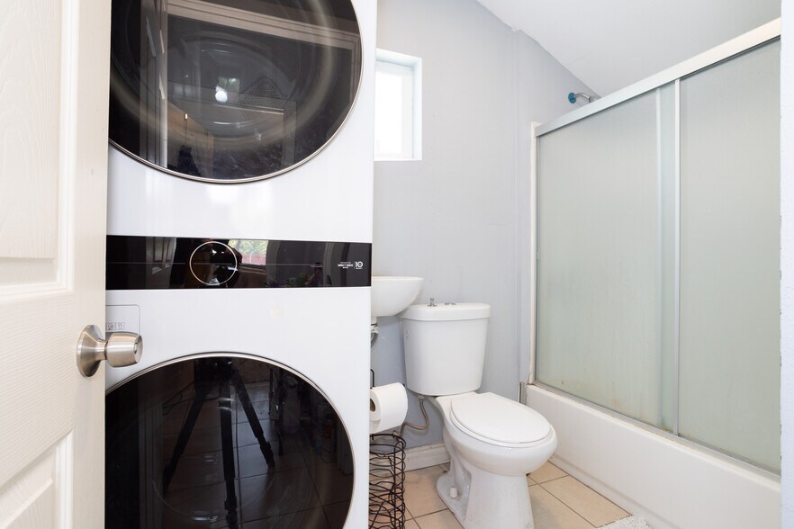 More Photos Of 6402 Graves Ave, Van Nuys Apartments For Sale
