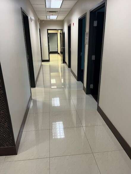 More Photos Of 6000 Metrowest Blvd, Orlando Office For Sale