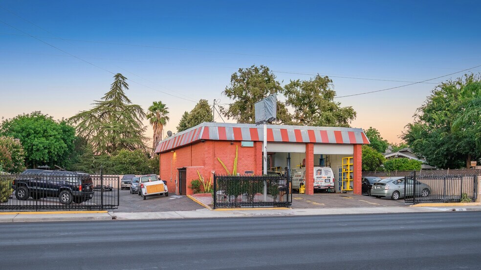 Primary Photo Of 1506 N Palm Ave, Fresno Auto Repair For Sale