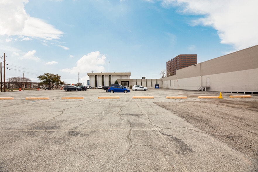 More Photos Of 9244 Markville Dr, Dallas Industrial For Lease