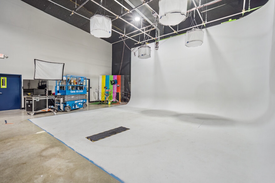 More Photos Of 2866 Roosevelt Blvd, Clearwater Showroom For Sale