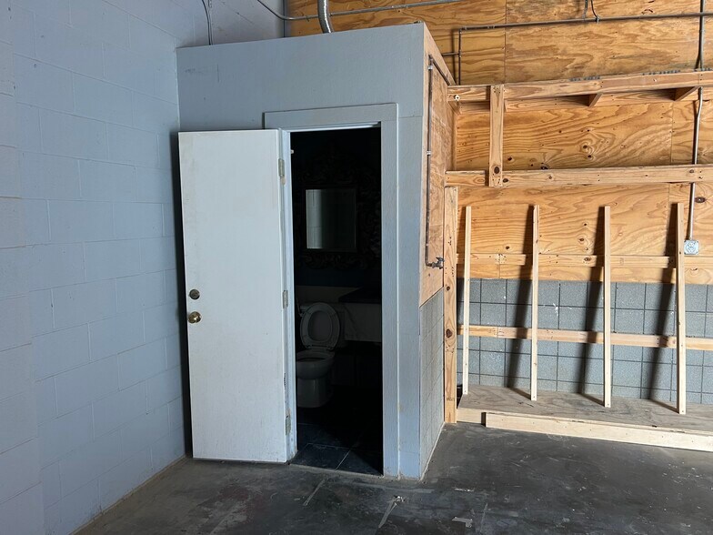 More Photos Of 3911 N Braeswood Blvd, Houston Industrial For Lease