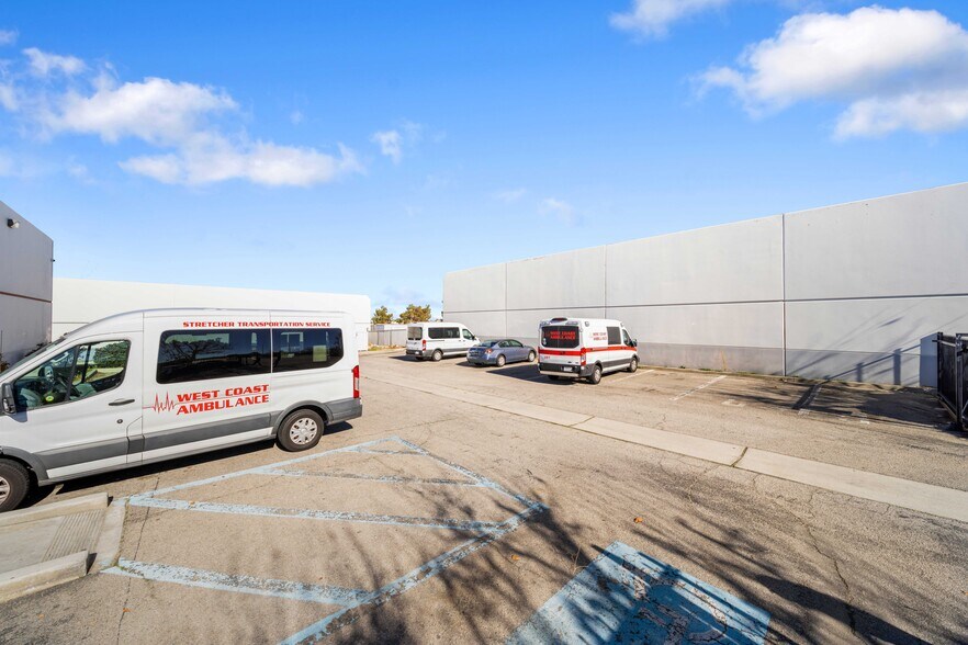 More Photos Of 647 W Avenue L 14, Lancaster Service For Lease