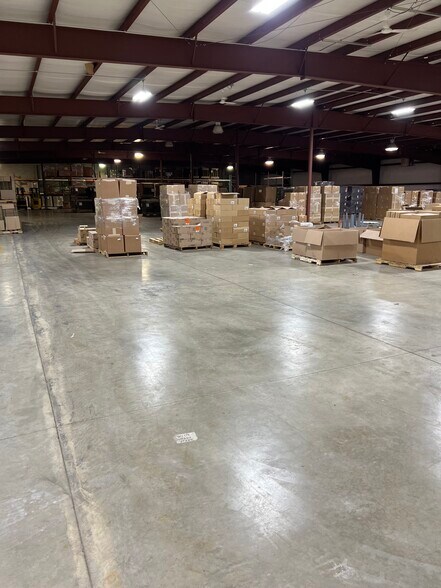 More Photos Of 701 N Bluemound Dr, Appleton Warehouse For Lease