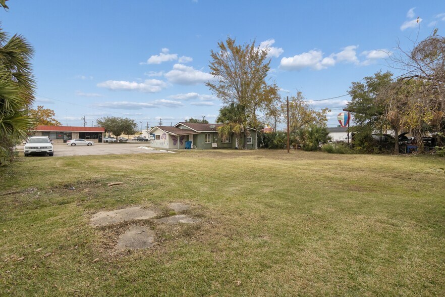 More Photos Of 510 College Ave, South Houston Office For Sale