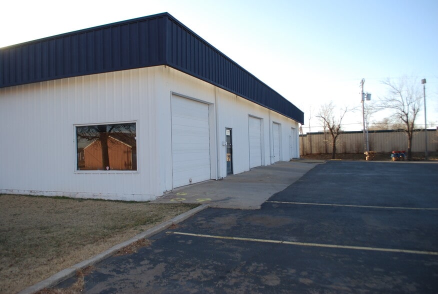 More Photos Of 1008 NW 82nd St, Oklahoma City Service For Lease
