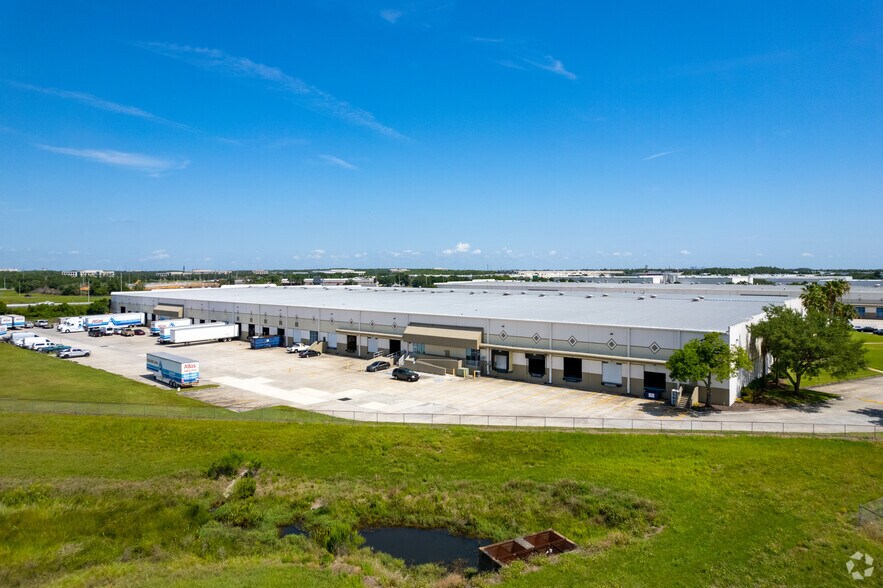 More Photos Of 2507 Investors Row, Orlando Distribution For Lease